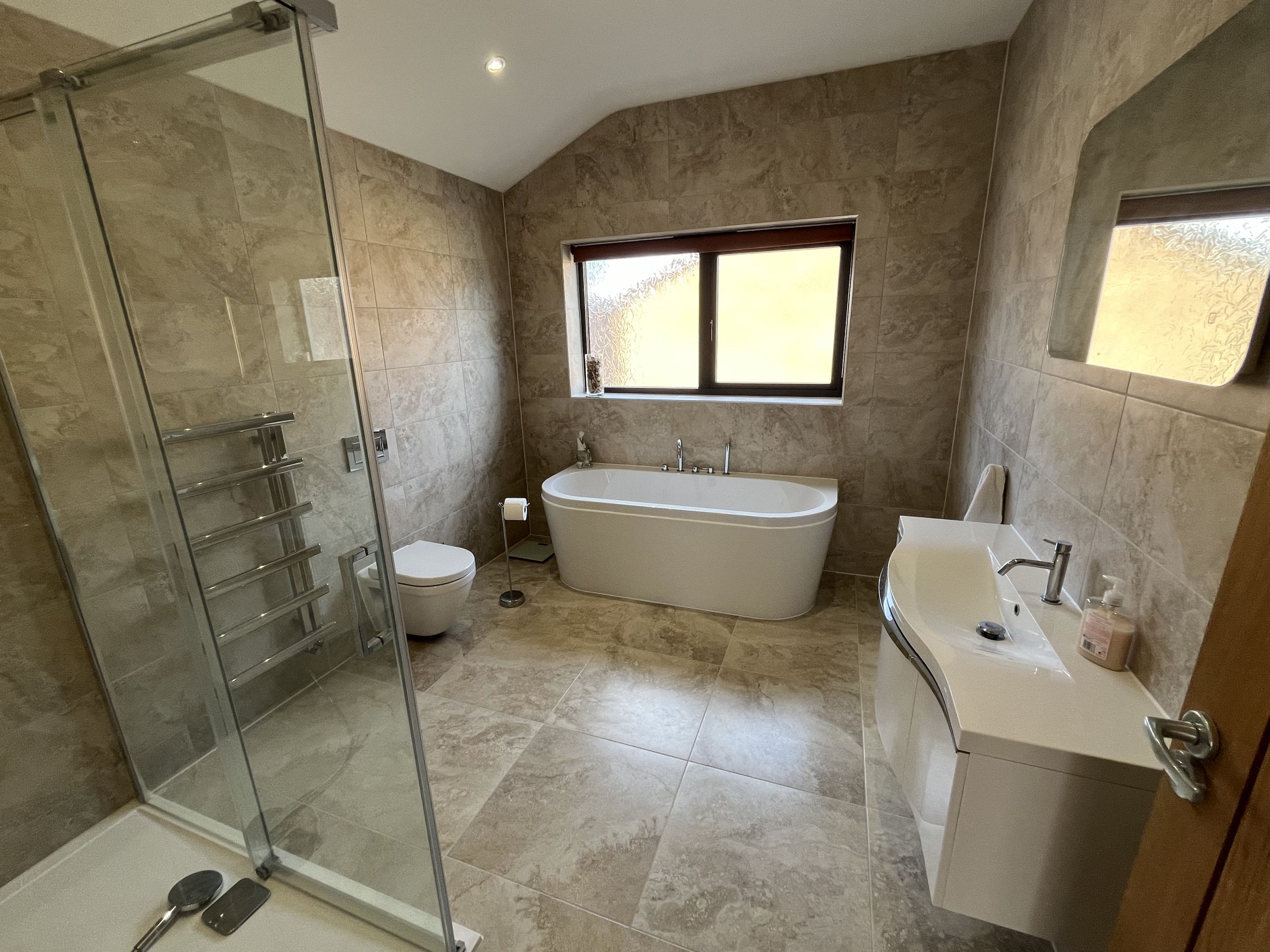 Spacious bathroom for a contemporary dwelling