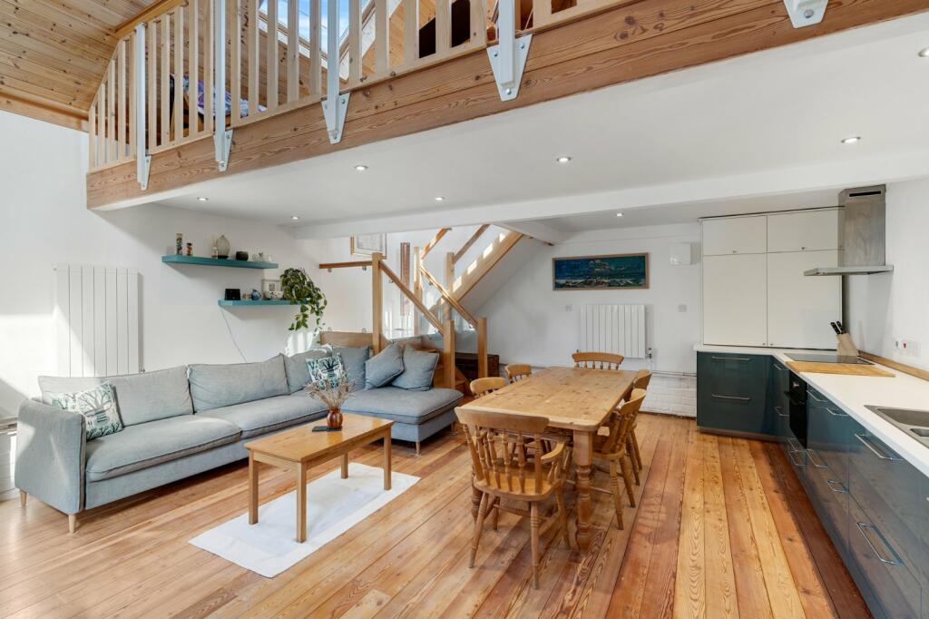 3b Stunning light and airy interior with loft above