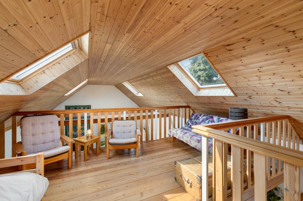 3j Open plan loft area