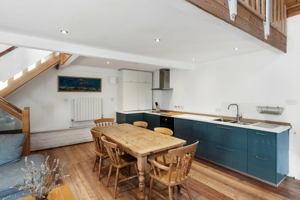 3k Light and airy dining area