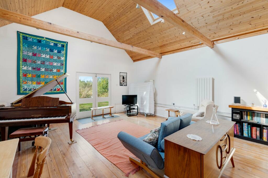 3l Stunning light and airy music room